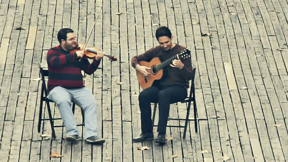 Con Aire Latino, dúo de violín y guitarra. Alfonso Moreira y Pablo Romero Luis. Imagen del vídeo Preludio para una Flor