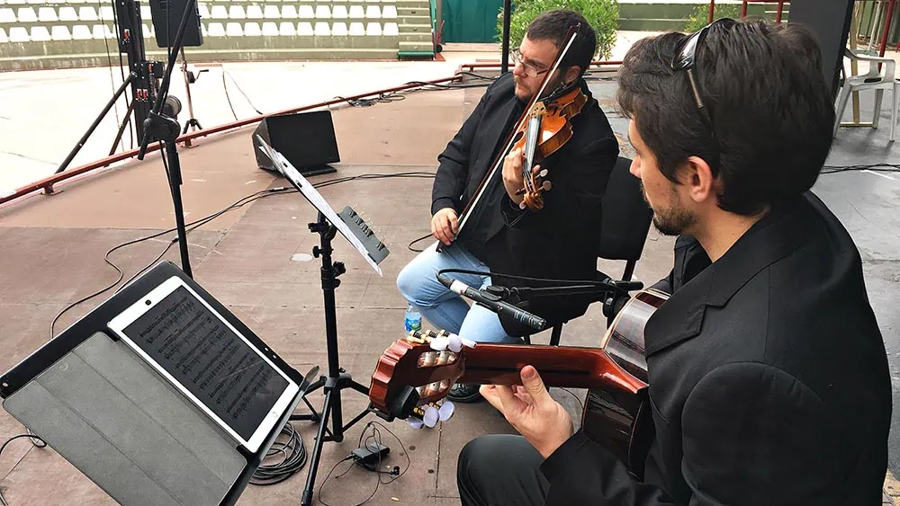 Alfonso Moreira y Pablo Romero Luis en una prueba de sonido antes de comenzar un concierto Con Aire Latino en 2018