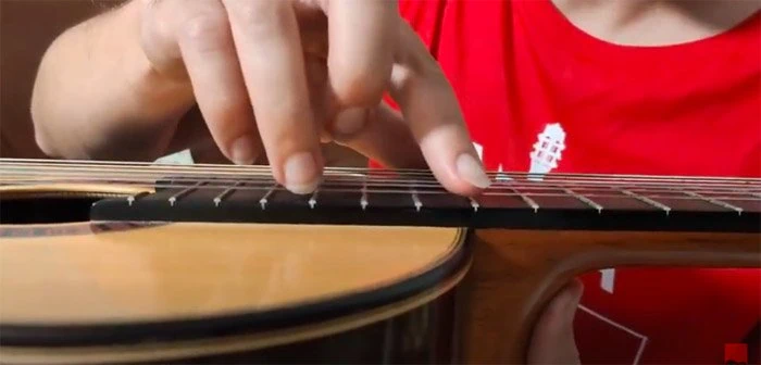 Armónicos artificiales en guitarra cómo se tocan. Diccionario de guitarra