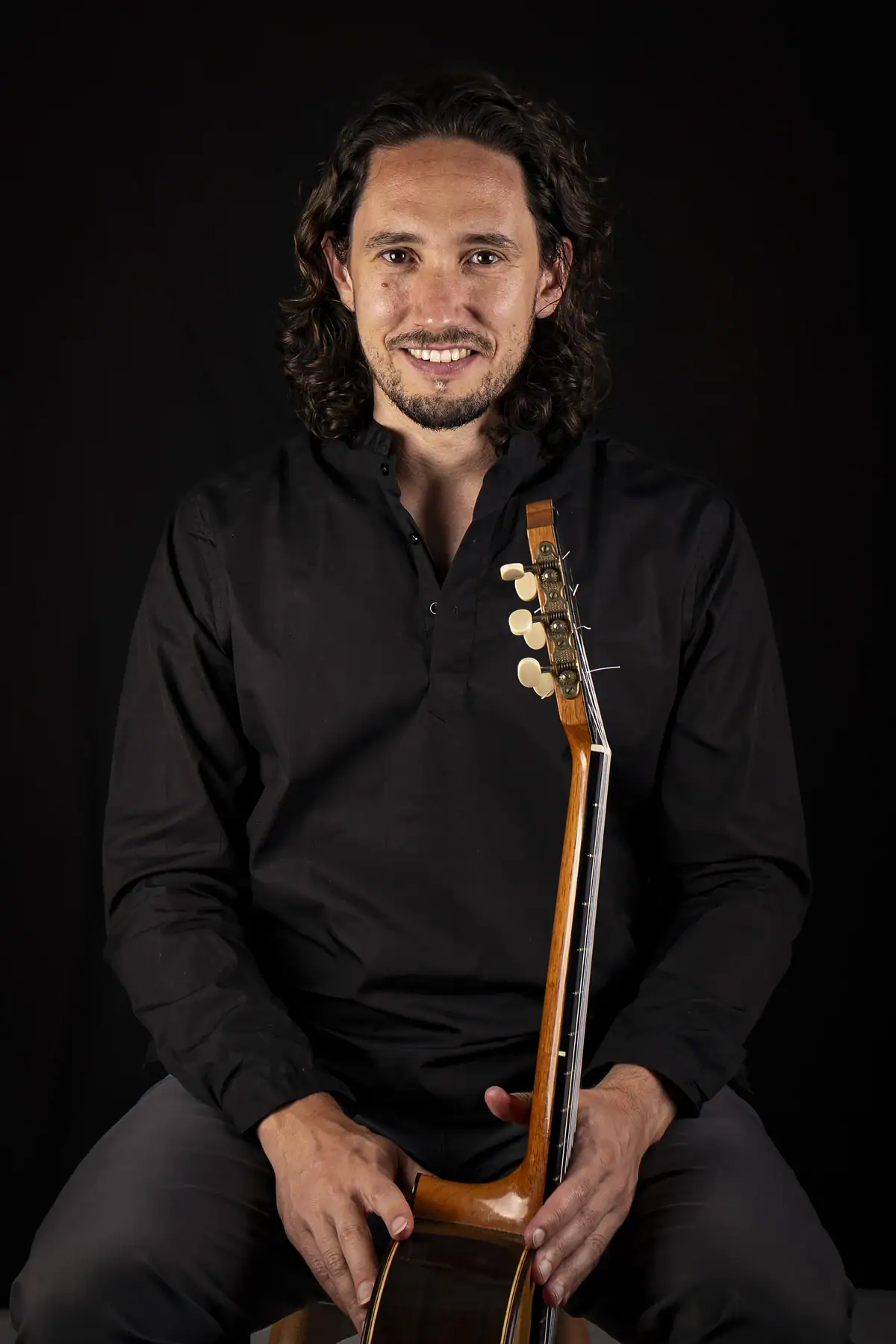 Pablo Romé sonriendo con su guitarra