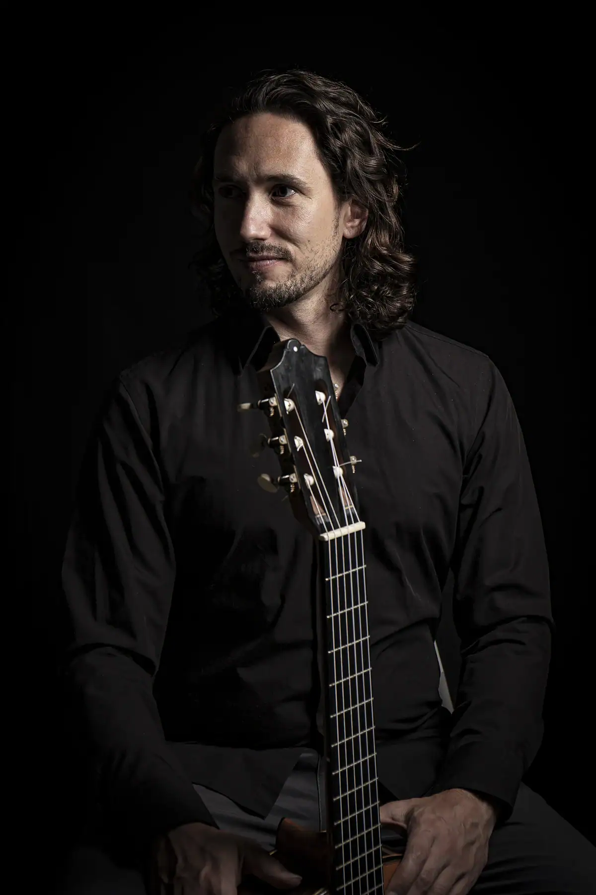 Pablo Romé con su guitarra