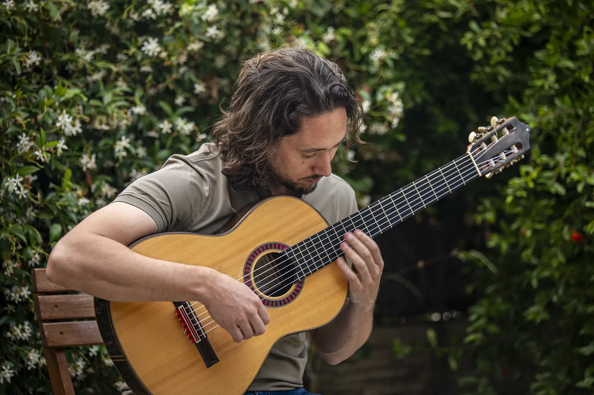 Pablo Romé tocando la guitarra clásica al aire libre
